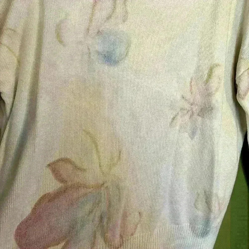 White Sweater with Light Flower Pattern, Size Large - Picture 4 of 4